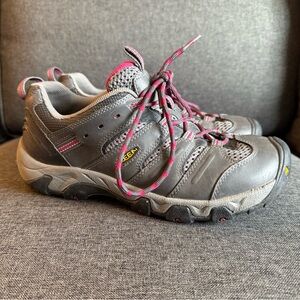 Keen Women’s Koven Low Cut Waterproof Hiking shoes - Size 9.5